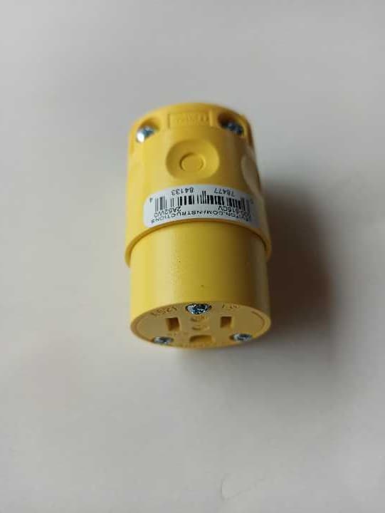 Toma embra trifásico Leviton
