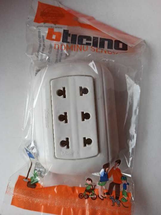Toma de 3 biticino